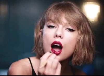 POV: You&rsquo;re sitting on the couch while Taylor Swift is on her knees preparing to give you a BJ