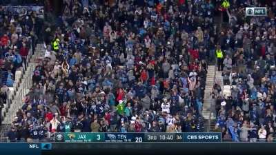 [Highlight] Today marks 74 days until the 2022 NFL Season Starts! Let&rsquo;s remember this 74 yard TD run by Derrick Henry against the Jaguars back in 2019. Titans win, 42-20.