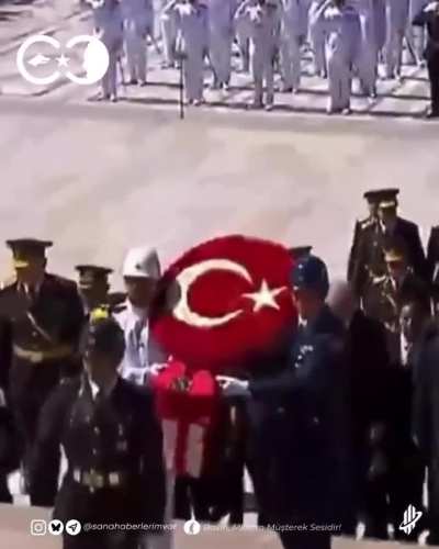 Erdoğan Anıtkabir'e çelenk bırakmaya giderken arkada atılan sloganlar (sizin ben ananizi sikeyim)