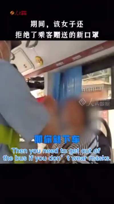 American woman in Shanghai refusing to wear a mask on the bus
