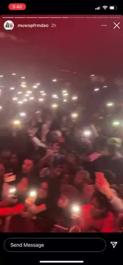 Shit nice to see Durk taking muwop to the concerts and shit but peep the fugazi O’block chain at tha end🤣