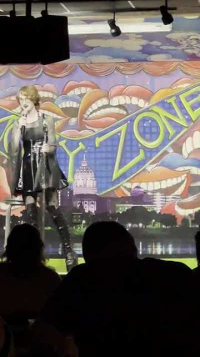 i&rsquo;m a trans comedian using standup to build confidence in my voice!