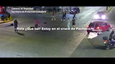 Si van en moto y en la esquina ven un palo con luces de color rojo, significa que tienen que frenar
