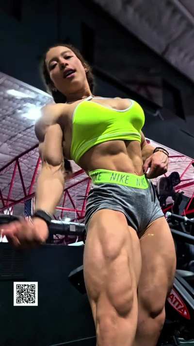 Day 32 of me flexing until I reach 1 Million/ Have my own Fornite and Marvel skin .Full flexis at shreddedgains.com #zillionaire #shreddedgains #musclegoddess #glutegoddess #carolynemarquez