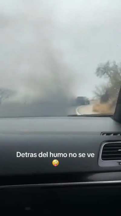 Detr&aacute;s del humo no se ve