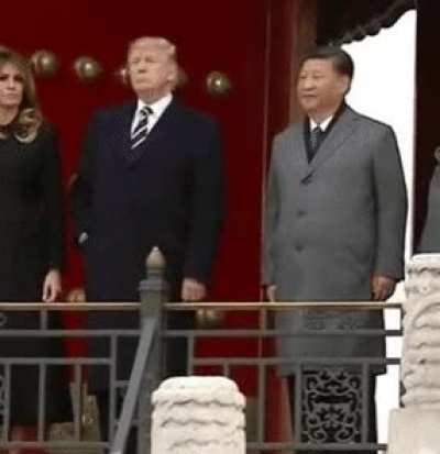 好乖的小学生，被瞄一眼马上乖乖把手从口袋里拿出来，头歪到一边不敢对视