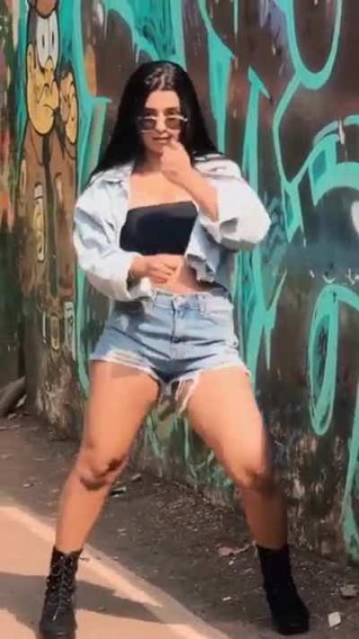 Look at her thighs shake 💦