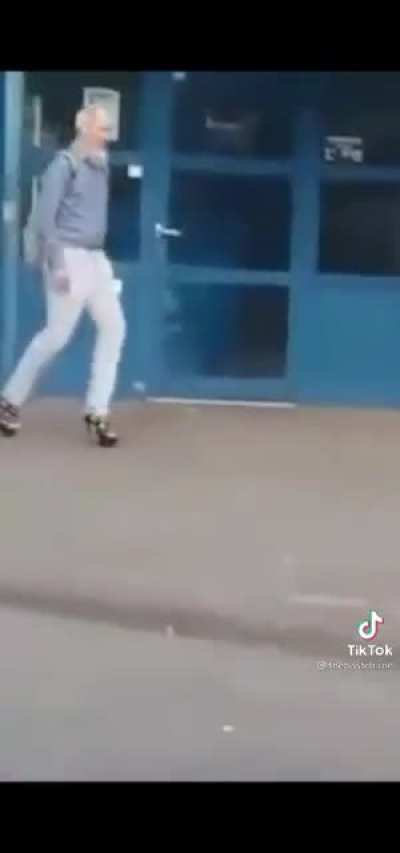 Дед идёт