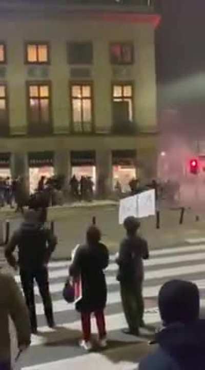 Julki i pedały w rurkach gonią boj&oacute;wki Kaczyńskiego