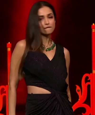 ye sab dekhne ke bad iska beta Ghar mai kutiya banake chodta hoga