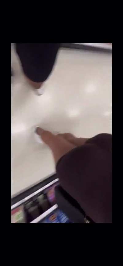 her bf was in the next isle and she still let rizzy grope her😂😏