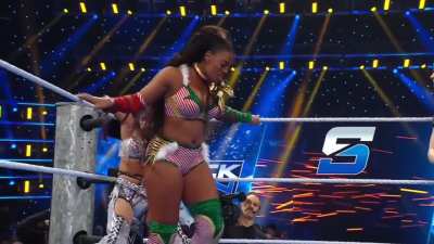 Lash Legend &amp;amp; Nia Jax overwhelm their opponents!