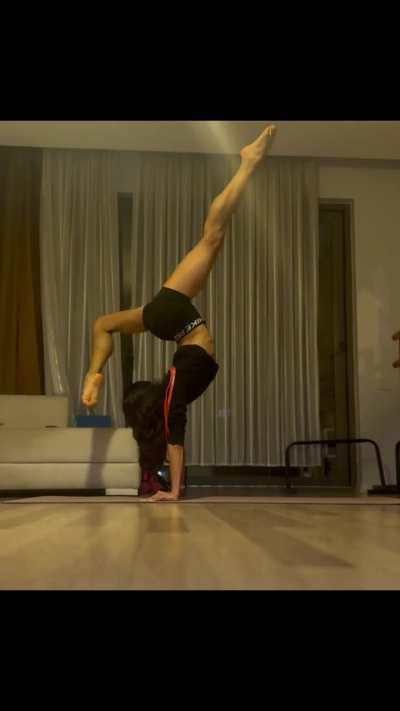 So I never really understood why I can&rsquo;t do handstand 🤣 maybe it&rsquo;s my lombar or extreme flexibility? I try hard to be stable but it&rsquo;s seems impossible