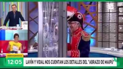 Lav&iacute;n y Vidal explicando el Abrazo de Maip&uacute;.