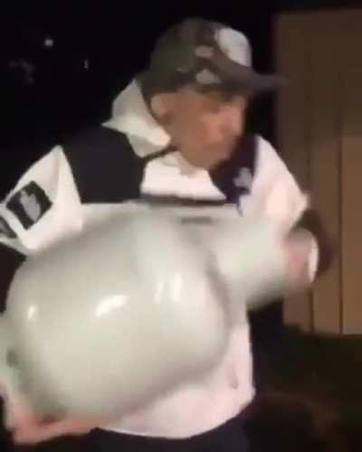 Muca dando desculpa no churras: gente, tamo sem carvão e lenha n vai dar pra fazer o churrasco. Subs: