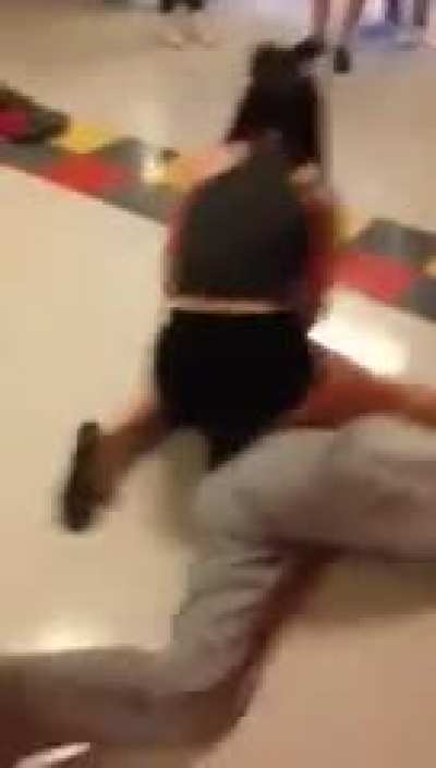 She pulled up spittin&rsquo; venom then proceeded to beat her ass 😭