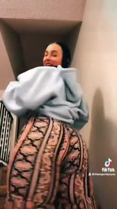 Wooow What A Jiggly Unexpected Surprise!!!!! 😱🤤🍑