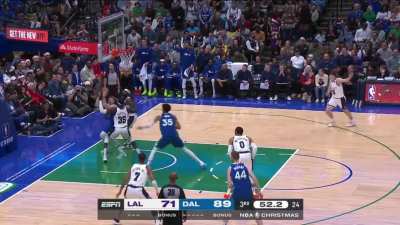 [Highlight] Luka fakes out Gabriel under the basket
