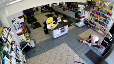 Racist dude at supercuts gets his ass kicked