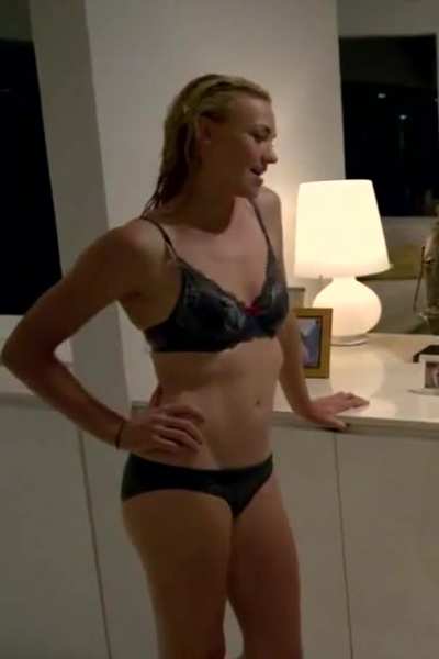 Yvonne Strahovski Showing off her Body in Louie