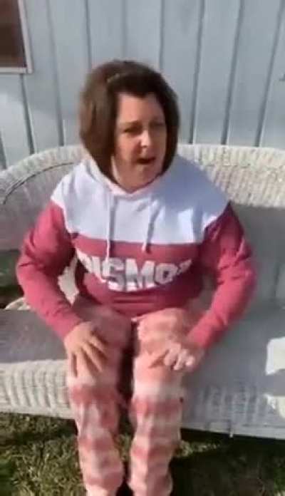 Antivax Karen fakes covid vaccine "side effects"