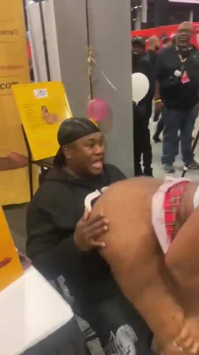 She throwing that HoochieBootie all over him 😅😂😭💪🏾🍑