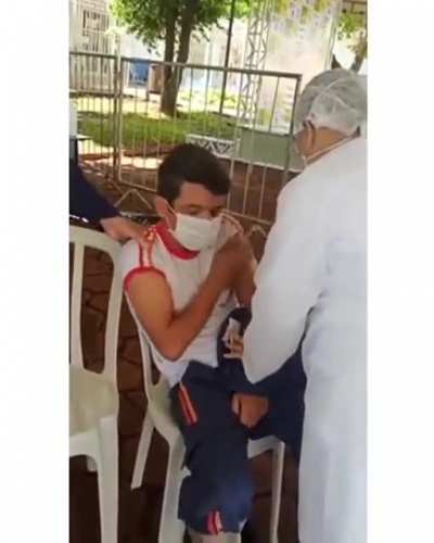 Paramedic with fear of needles getting the vaccine