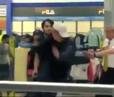 Наверняка, вы на стороне парня в кепке. Но... Этот отморозок &mdash; ютубовский блогер. Он специально создаёт конфликтные ситуации, прикидывается неуклюжим и выбирает время для удара. В этом случае он сказал работнику магазина, что хочет купить пылесос, чтобы з