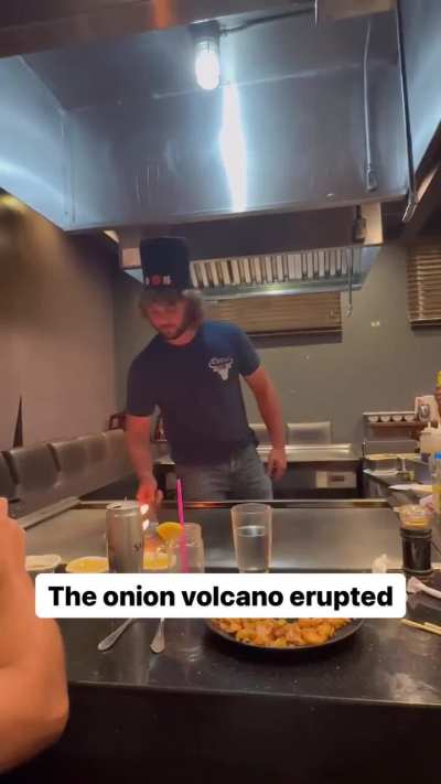 ah we&rsquo;re getting on fire! (Logan Paul&rsquo;s first day working at a Japanese restaurant)