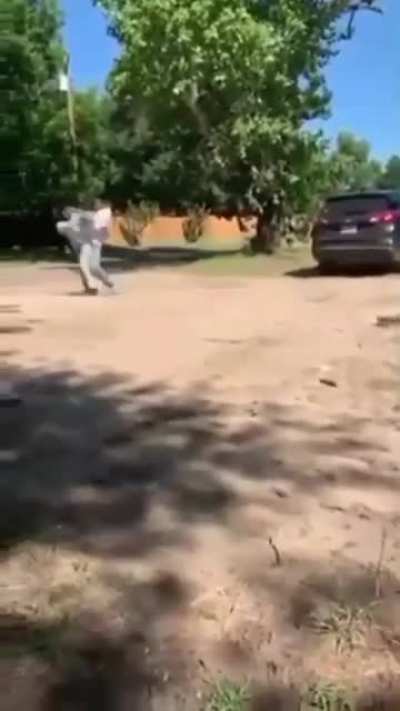 2 dudes fight because one of them got robbed