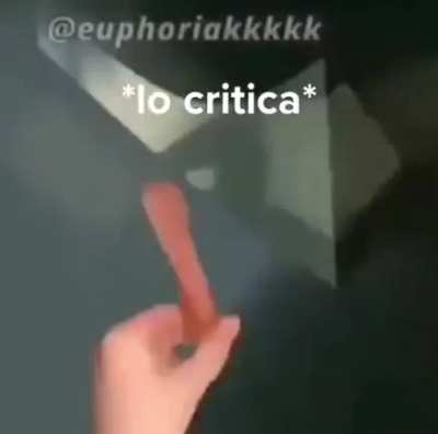 *lo critica*