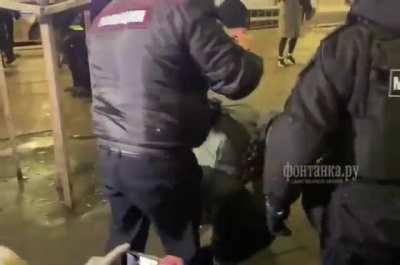 "Protests near the Gostiny Dvor in St. Petersburg. According to the correspondent, the police detained 20 people. Among them was the artist Elena Osipova"