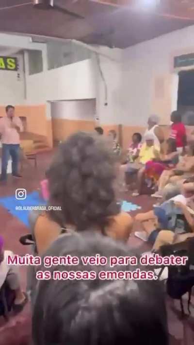 O que mais me encanta no video &eacute; a &aacute;rea de recrea&ccedil;&atilde;o para as crian&ccedil;as ali no meio da reuni&atilde;o