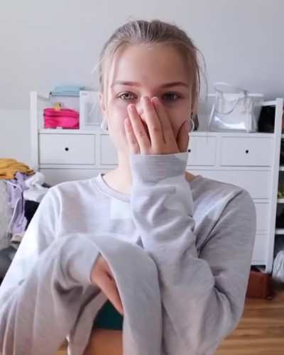 Wo wir gerade schon bei Bra peeks sind ... Video: &bdquo;Instagram Filter bestimmen 24h unser Leben&ldquo; GIF