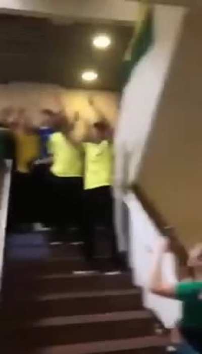 Diretor quis proibir camisa verde amarela, os alunos se rebelaram 🤷😂😂