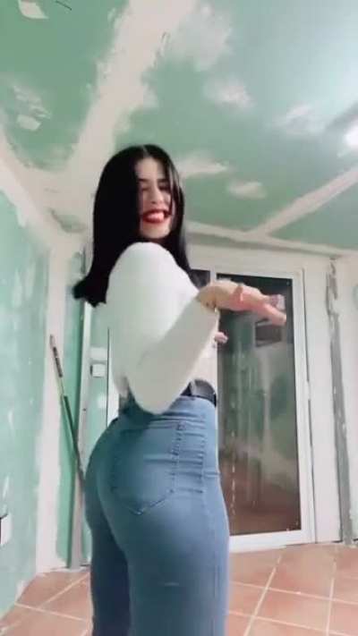 Anyone knows her @ ?