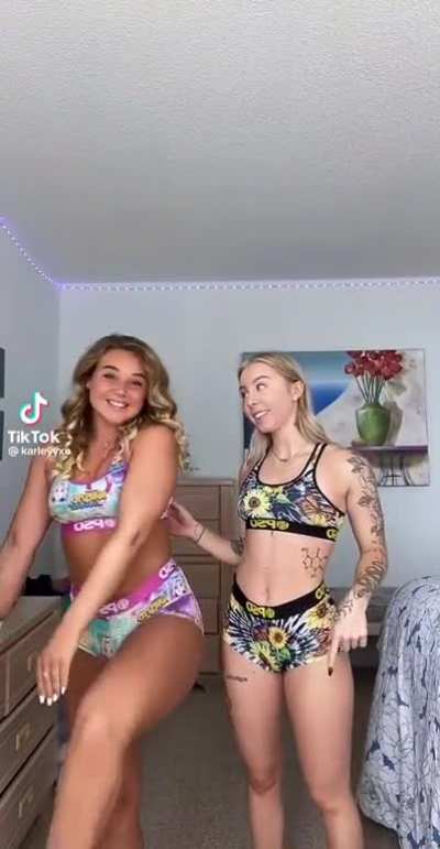 karleyyxo and her friend showing of there sexy soles and beautiful toes