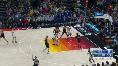 [Highlight] Stephen Curry breaks his own all-time record of consecutive games with a made three at 158 games!