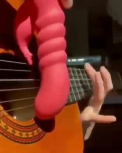 G&uuml;zel &ccedil;alıyor acaba aletin adı ne gitar &ccedil;almaya başlarım sayesinde