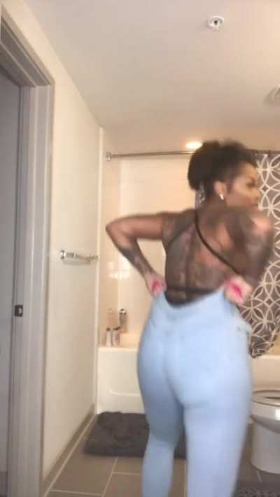 When she turns around your in for a huge shock 😅🙆🏾&zwj;♂️🍑🤩