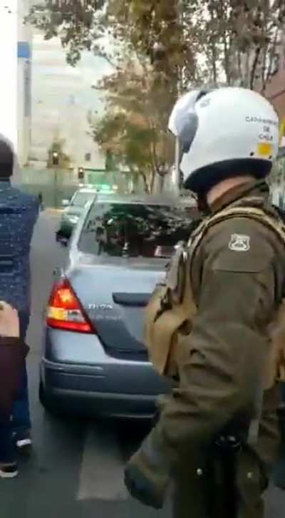 Funcionario de Carabdechile disparar&oacute; a una mujer en el cuello, por negarse a un control policial.