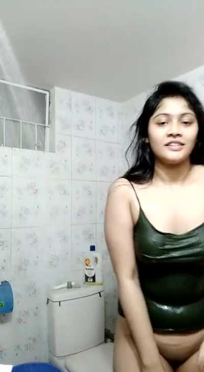 🔥🥰Extremely cute babe playing with herself in bathroom [must watch] [link in comment]🔞💦