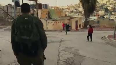 Israil askerleri vs Filistinli &ccedil;ocuklar