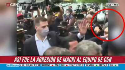 Macri: Toca sin querer el microfono de C5N y lo tira. C5N: