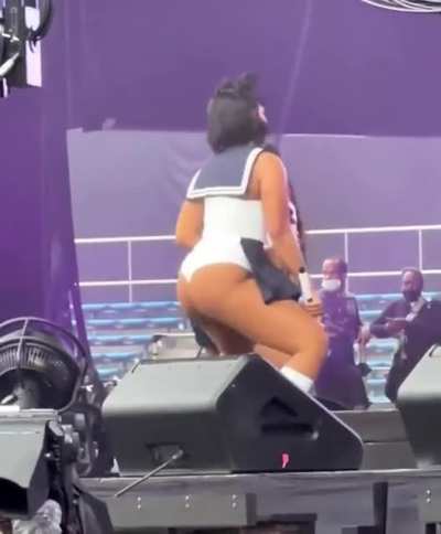 😍 Megan making it jiggle for us