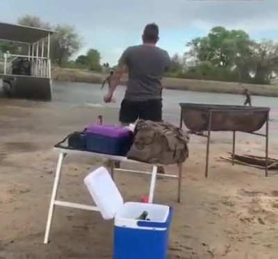 Golden retriever makes few guys run on water