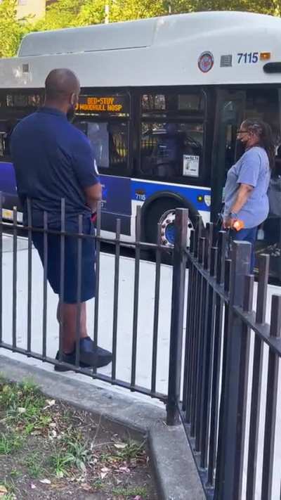 Woman refuses to collapse stroller, resulting in the bus clearing out.