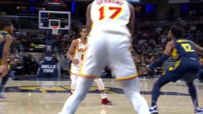 [Highlight] Trae Young headed back to the locker room after an apparent ankle injury.