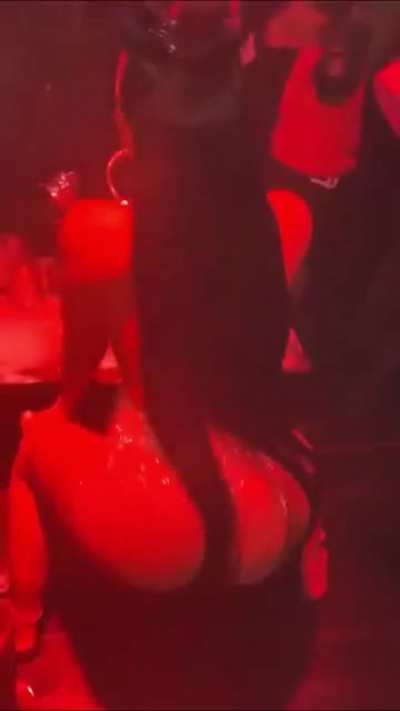 Smh big ol booty just swallowing that weave 😭