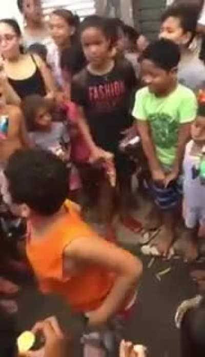 Fan de coscu y fan de yolo competencia para ver quien es más gei